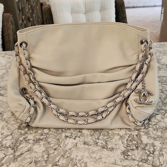 RARE CHANEL Vintage Lambskin Handbag - Picture 4 of 15